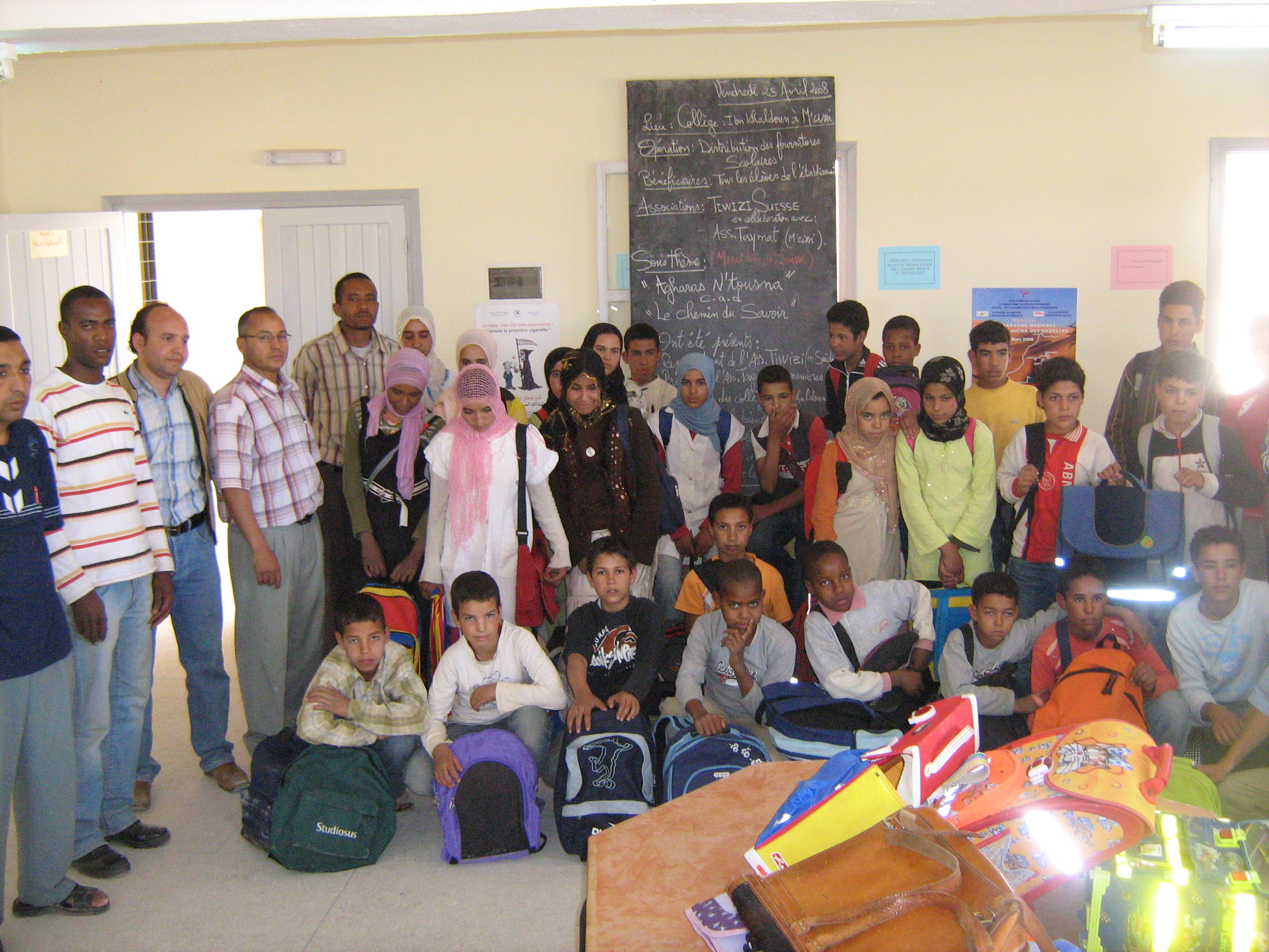 Aide a la scolarisation: Distribution de fournitures scolaires aux élèves du collège IBN KHALDOUN