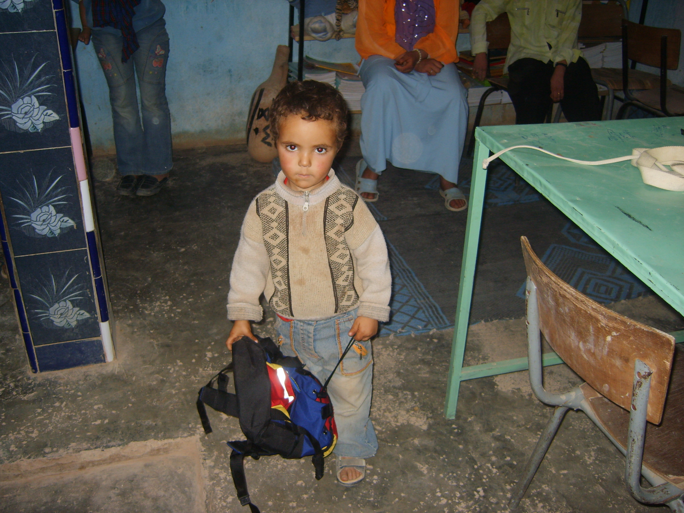 Aide a la scolarisation: Distribution de fournitures scolaires aux enfant de la garderie de Taymat.